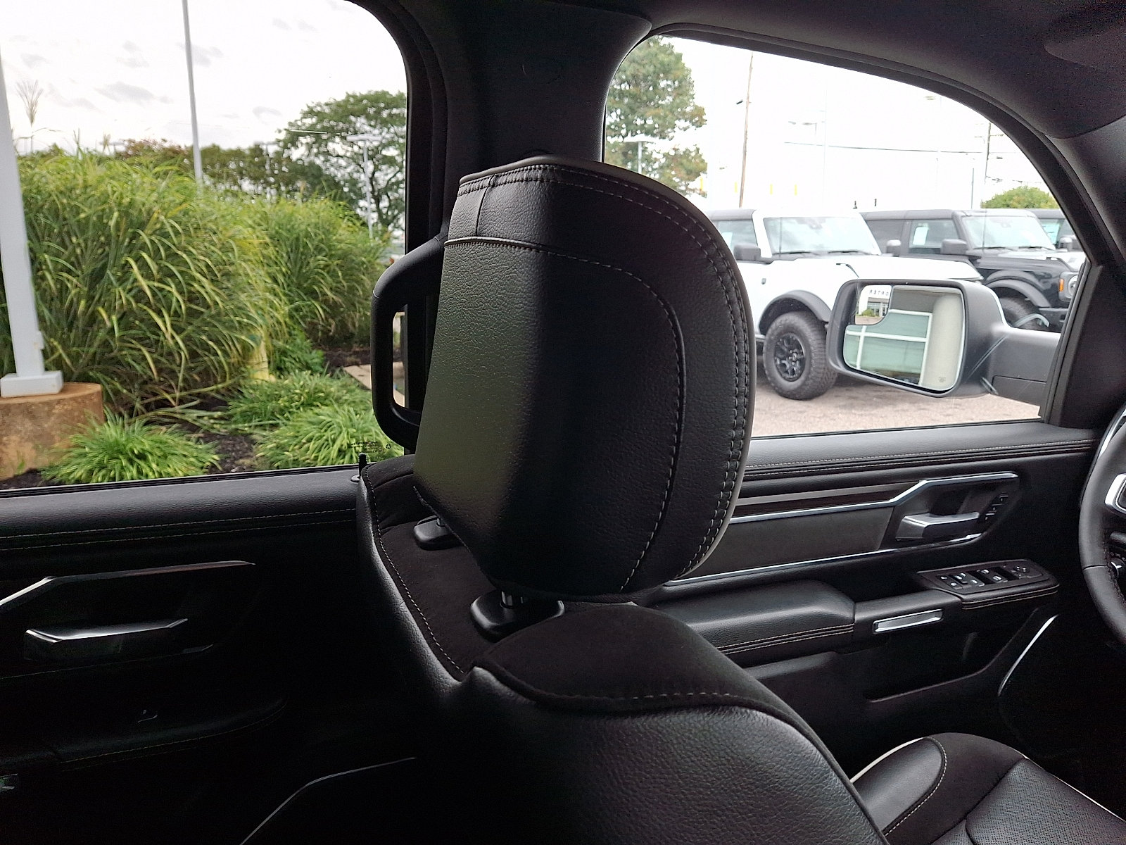 Used 2025 RAM 1500 Laramie AWD/4WD image 12