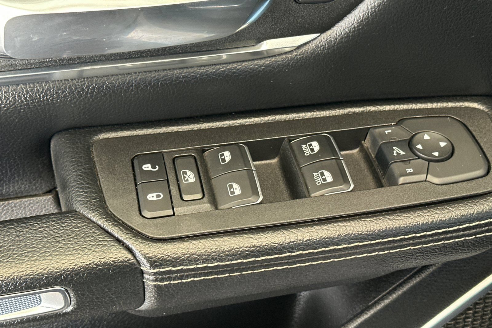 Used 2025 RAM 1500 Laramie AWD/4WD image 11