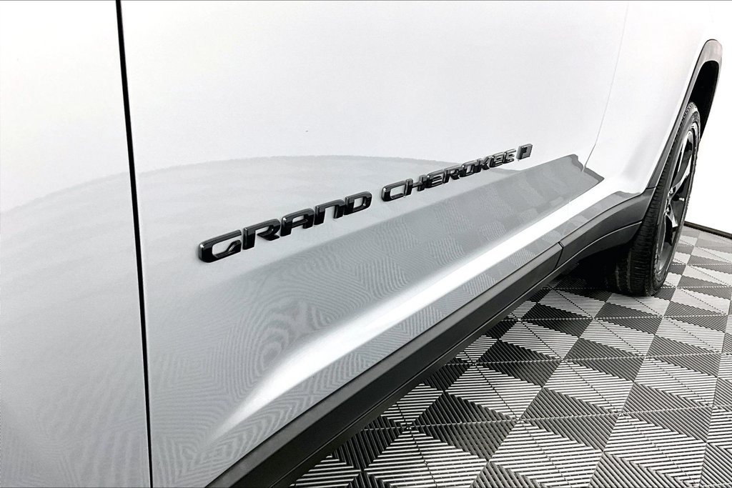 Used 2023 Jeep Grand Cherokee Altitude AWD/4WD image 14