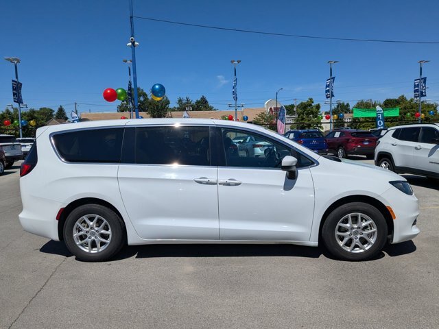 Used 2023 Chrysler Voyager LX FWD image 3