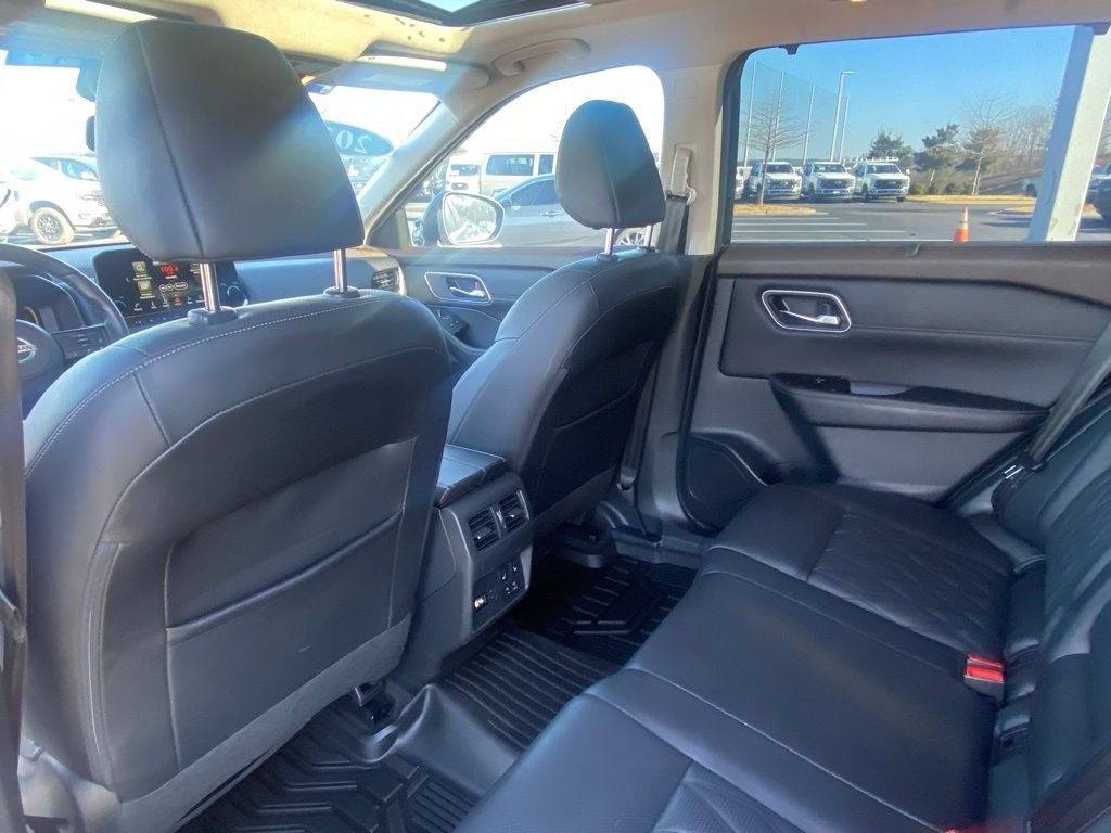 Used 2021 Nissan Rogue Platinum image 18