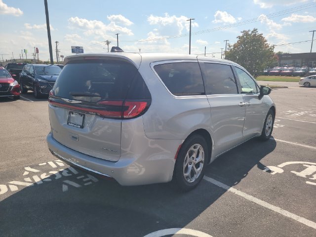 Used 2024 Chrysler Pacifica Limited FWD image 5