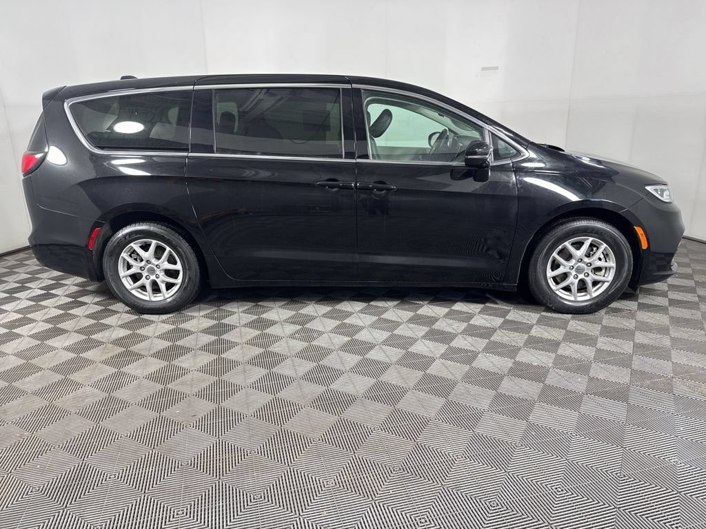 Used 2024 Chrysler Pacifica Touring-L FWD image 13