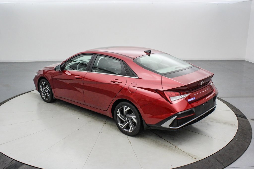 Used 2025 Hyundai Elantra SEL image 3