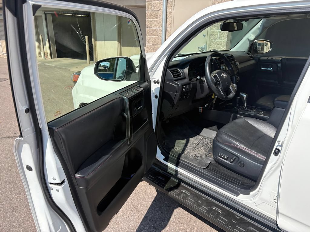 Used 2018 Toyota 4Runner SR5 AWD/4WD image 18
