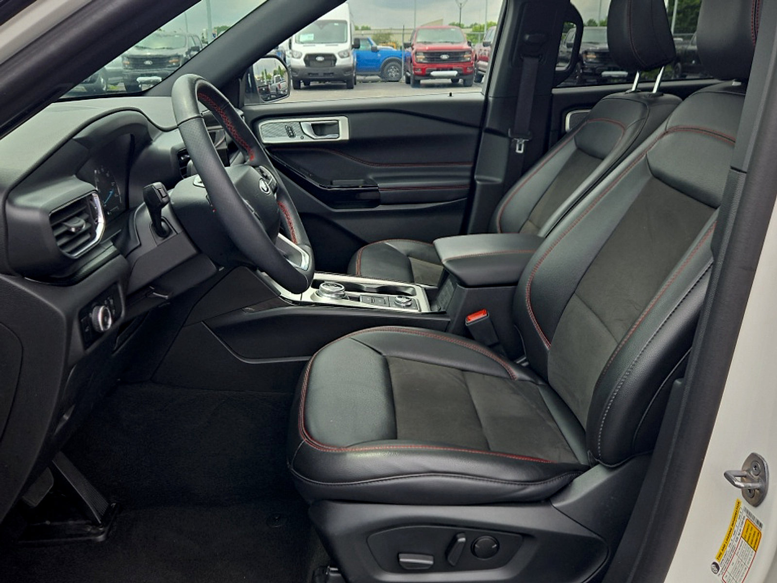 Certified 2024 Ford Explorer ST-Line w/ Class IV Trailer Tow Package AWD/4WD image 10