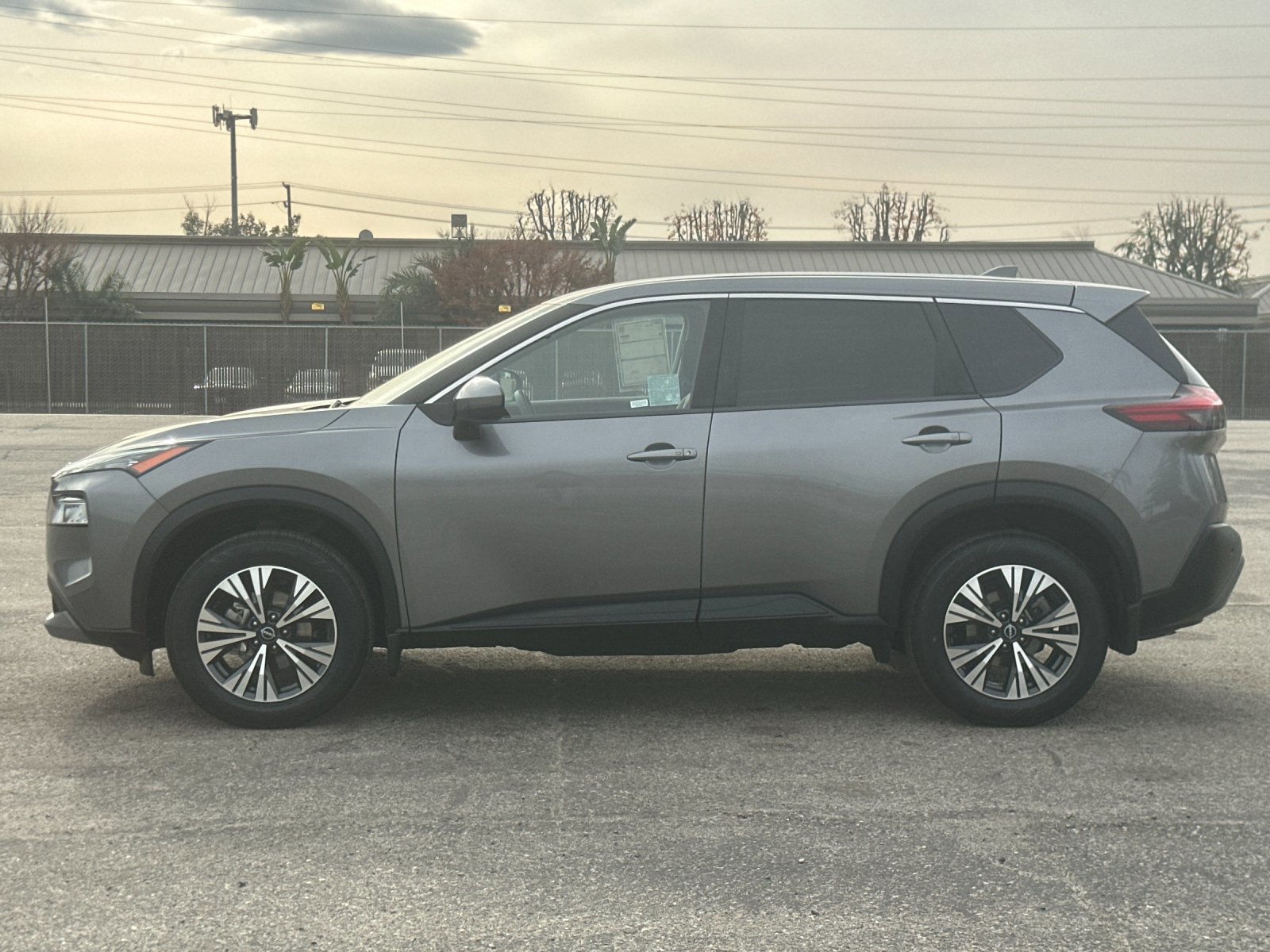 Used 2023 Nissan Rogue SV image 2