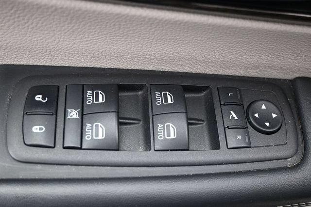 Used 2023 Chrysler Pacifica Limited FWD image 7