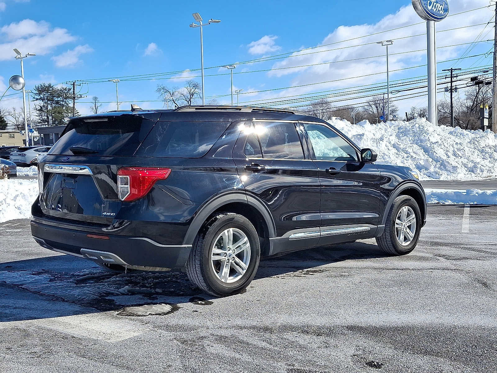 Certified 2022 Ford Explorer XLT w/ Equipment Group 202A image 4