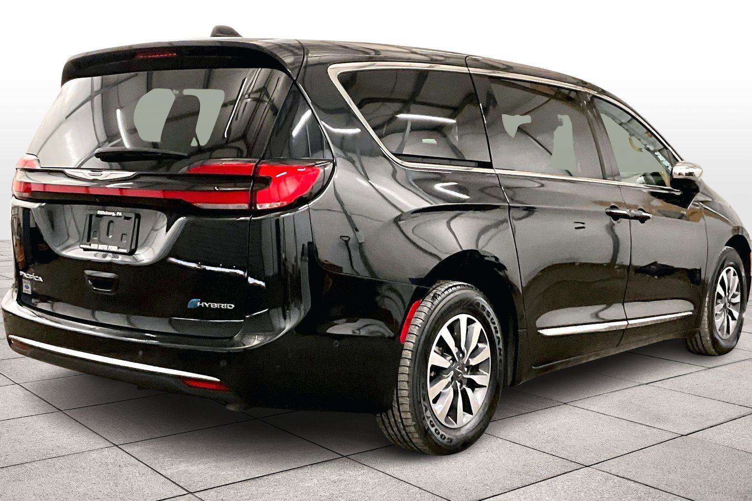 Used 2022 Chrysler Pacifica Limited image 3