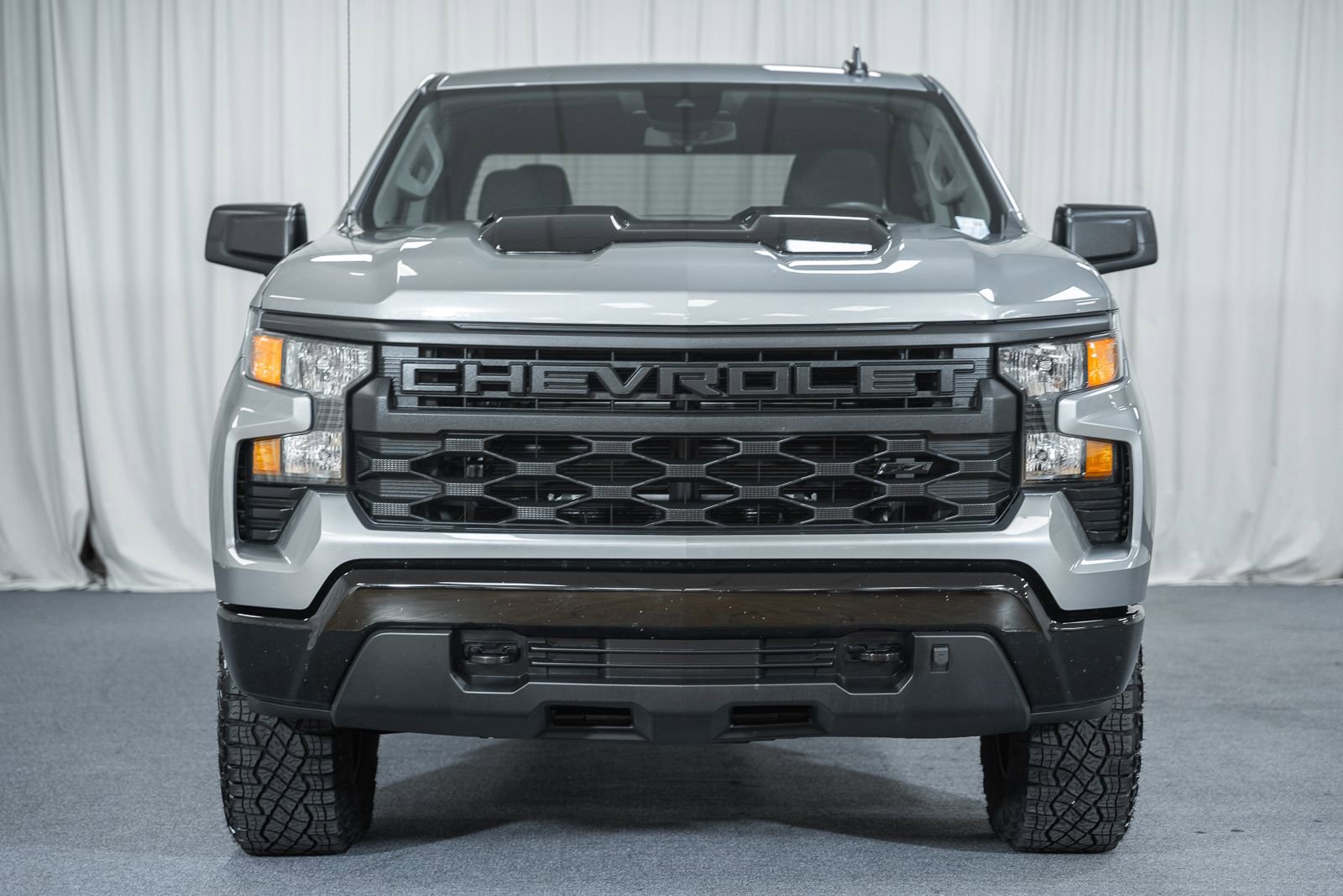 Used 2025 Chevrolet Silverado 1500 Custom Trail Boss w/ Dark Appearance Package AWD/4WD image 2
