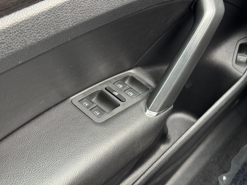 Used 2018 Volkswagen Passat 2.0T SE FWD image 37