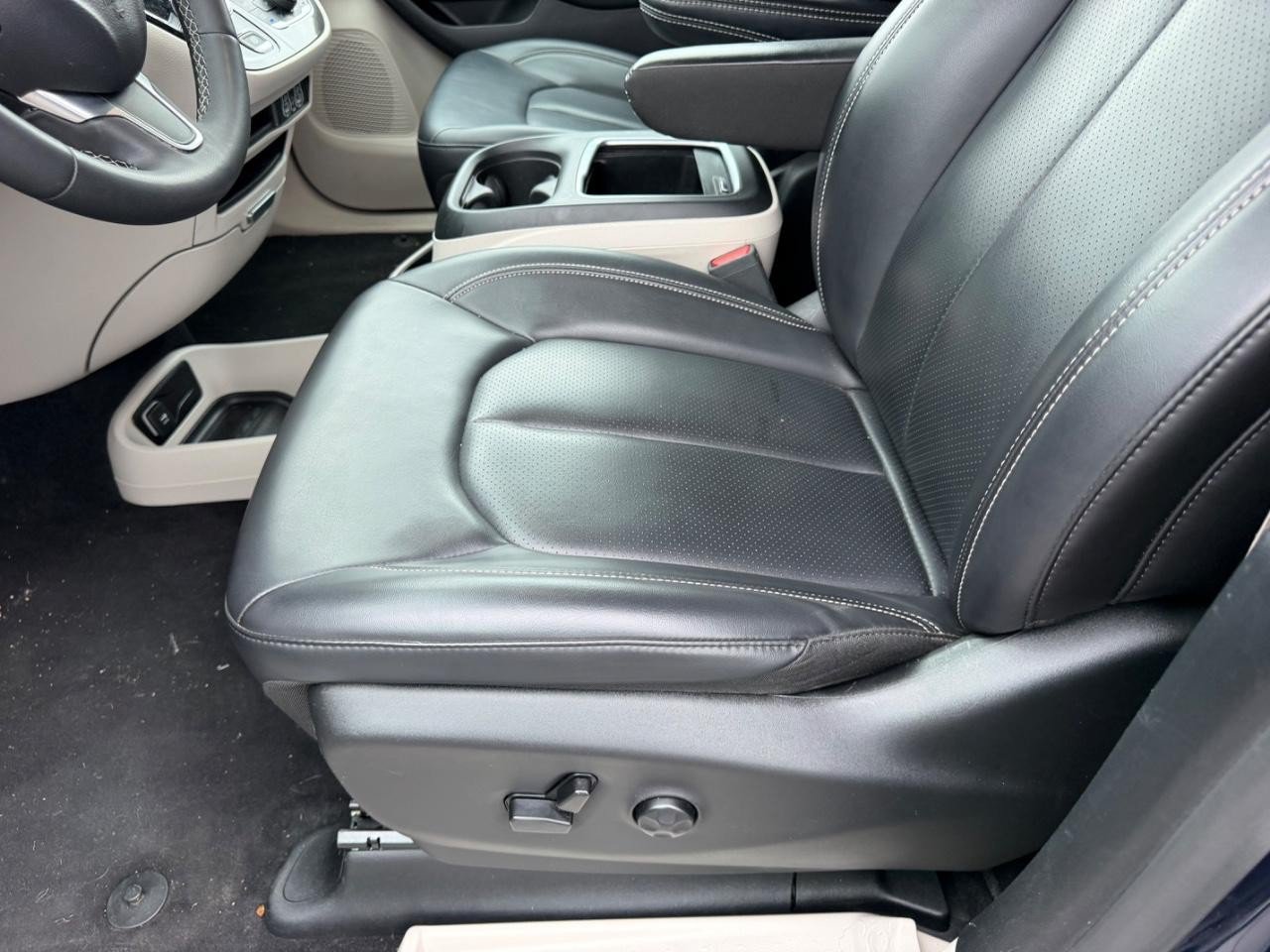 Used 2024 Chrysler Pacifica Touring-L FWD image 23
