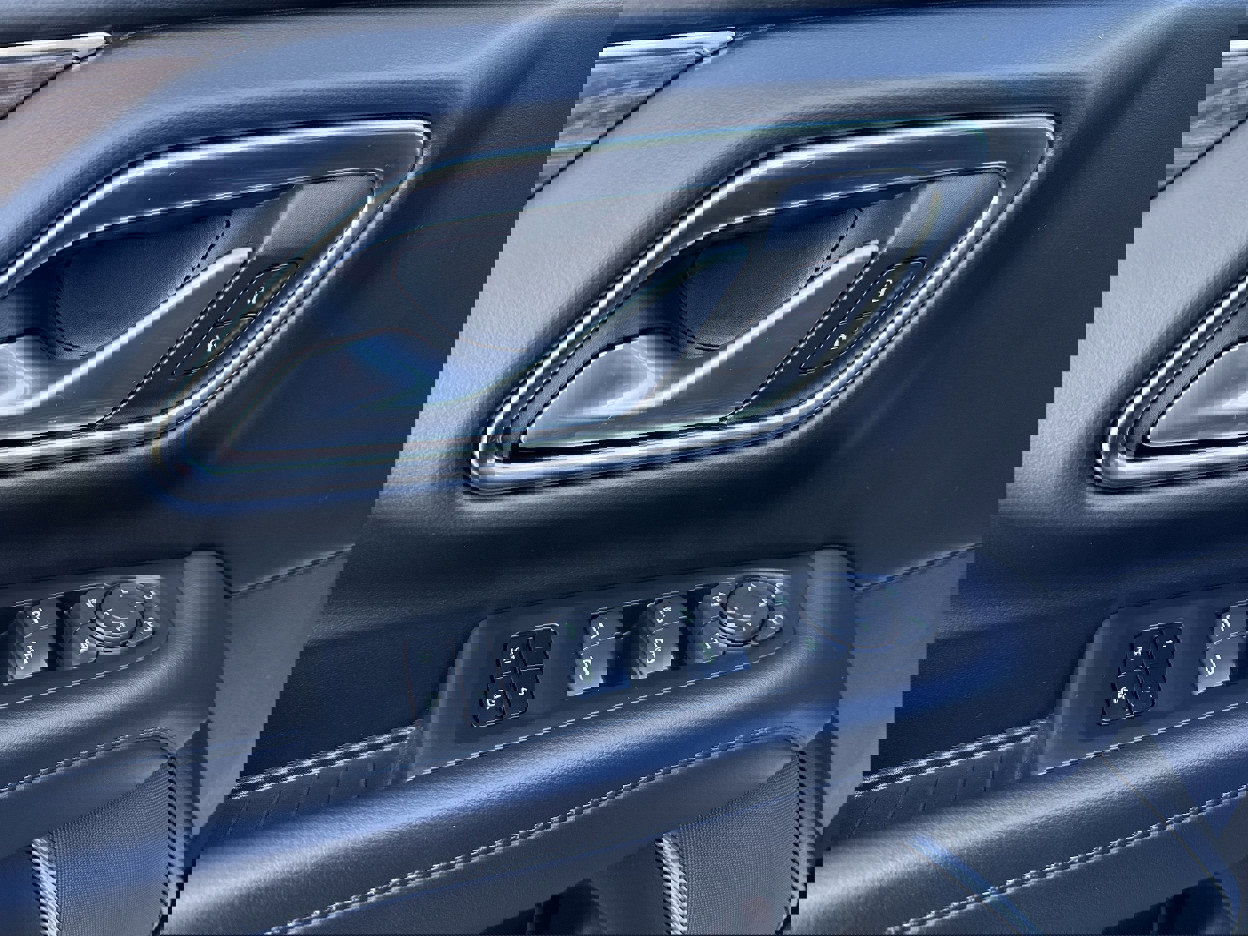 Used 2022 Chevrolet Tahoe Z71 w/ Luxury Package image 16