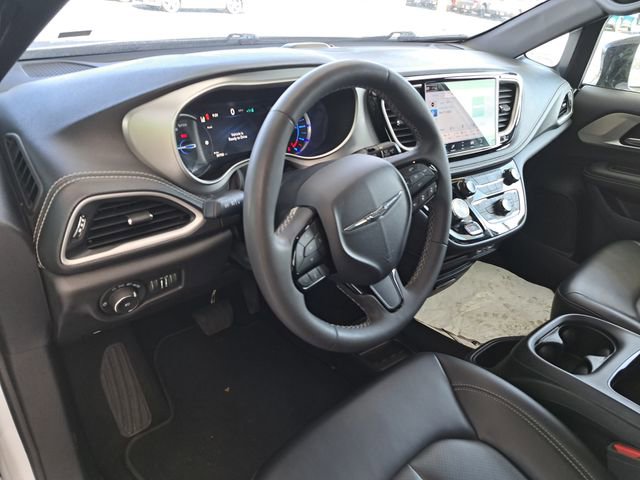 Used 2024 Chrysler Pacifica Limited FWD image 7