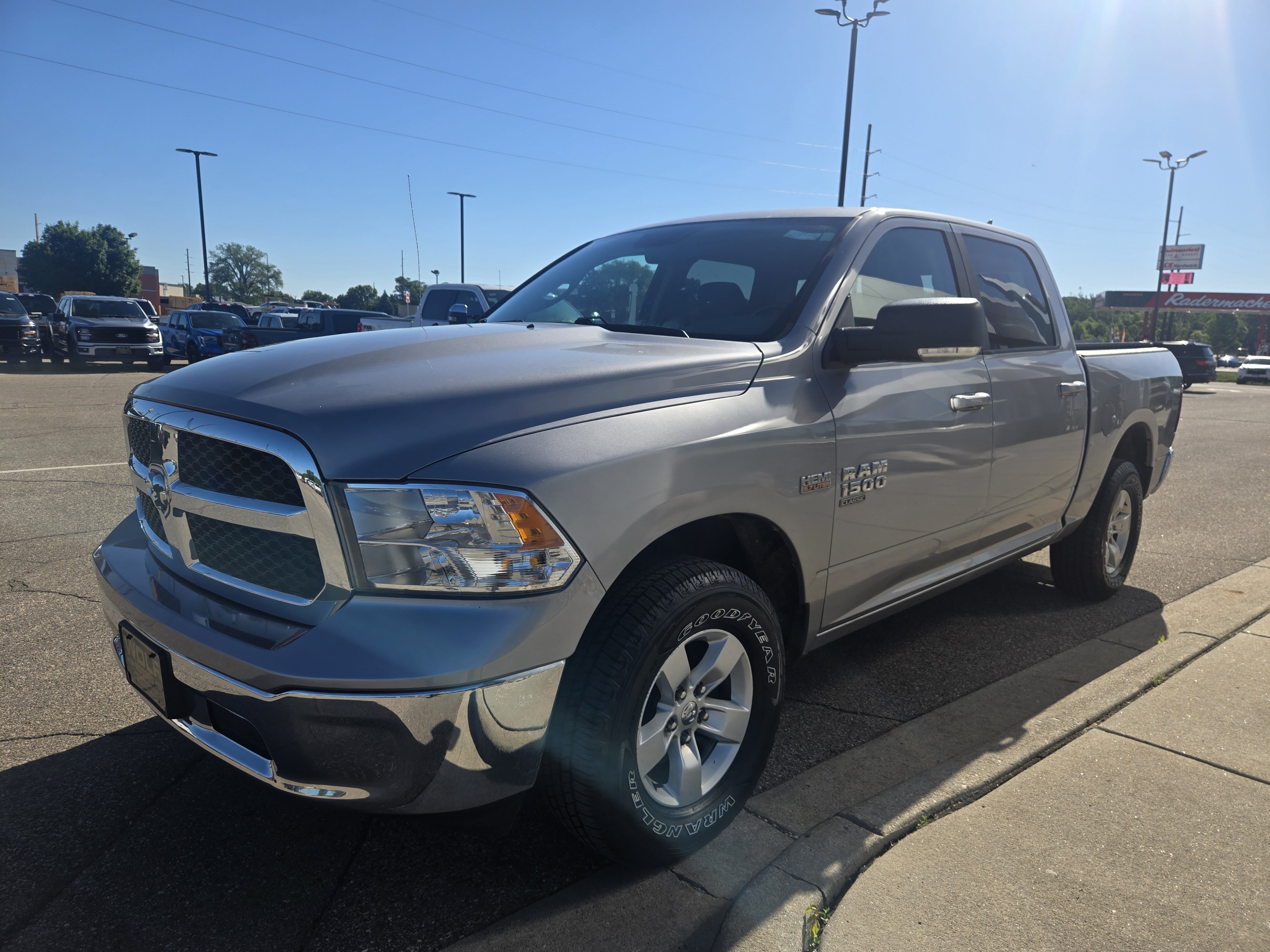 Used 2019 RAM 1500 Classic SLT w/ Luxury Group AWD/4WD image 17