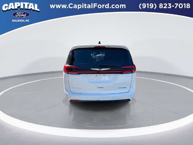 Used 2025 Chrysler Pacifica Select FWD image 7