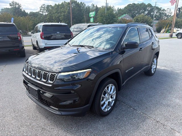 Used 2024 Jeep Compass Latitude w/ Sun and Sound Group AWD/4WD image 3