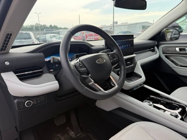 Certified 2025 Ford Explorer Platinum w/ Ultimate Package AWD/4WD image 7