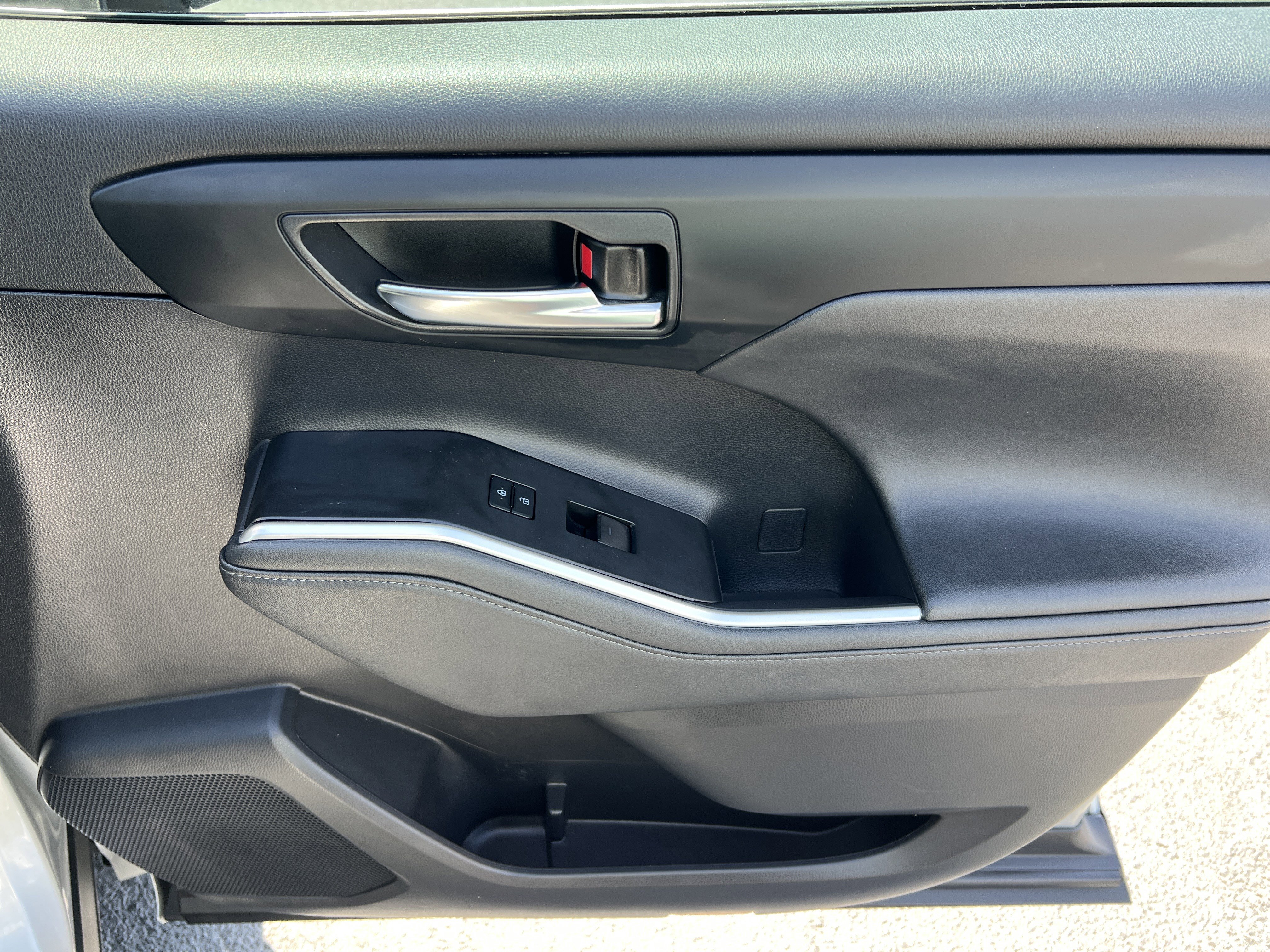 Used 2021 Toyota Highlander XLE AWD/4WD image 16