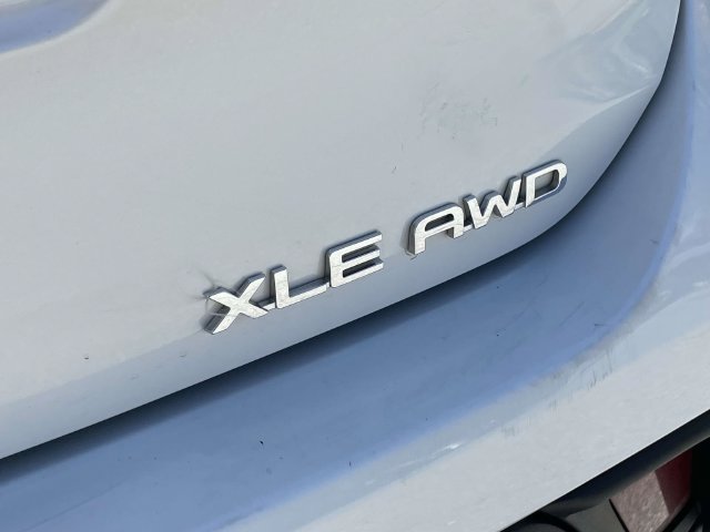 Used 2021 Toyota Highlander XLE AWD/4WD image 13