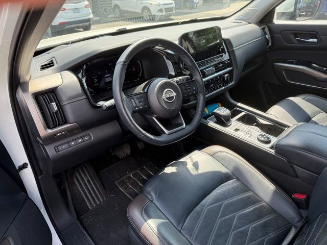 Used 2024 Nissan Pathfinder Platinum AWD/4WD image 2