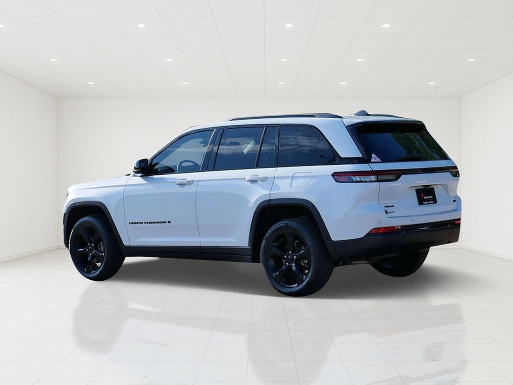 Used 2022 Jeep Grand Cherokee Altitude AWD/4WD image 4