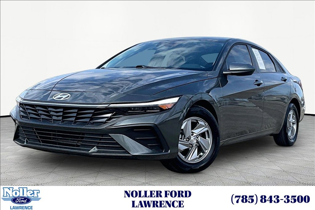 Used 2025 Hyundai Elantra SE w/ Cargo Package image 1