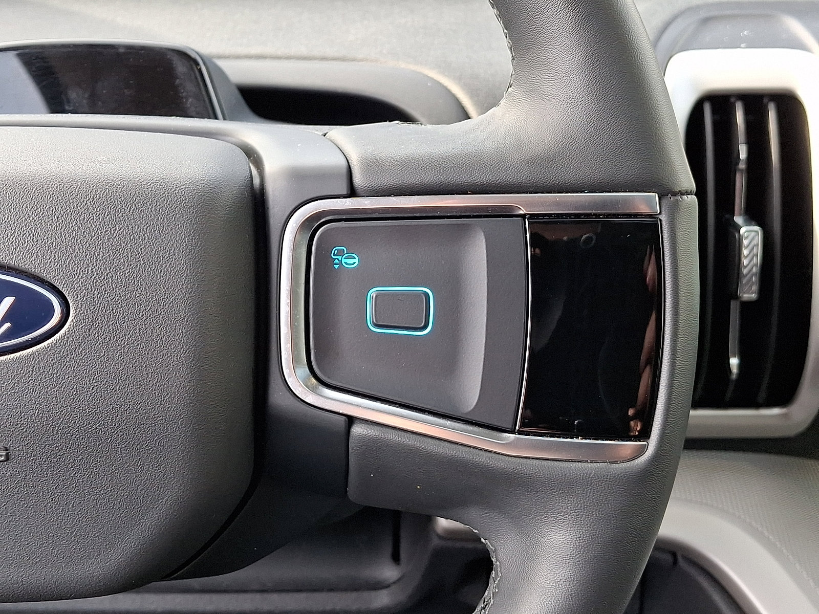 Certified 2025 Ford Expedition Active AWD/4WD image 25