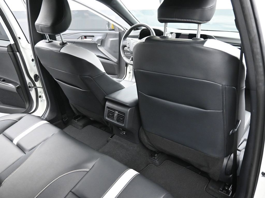 Used 2025 Toyota Camry SE image 12