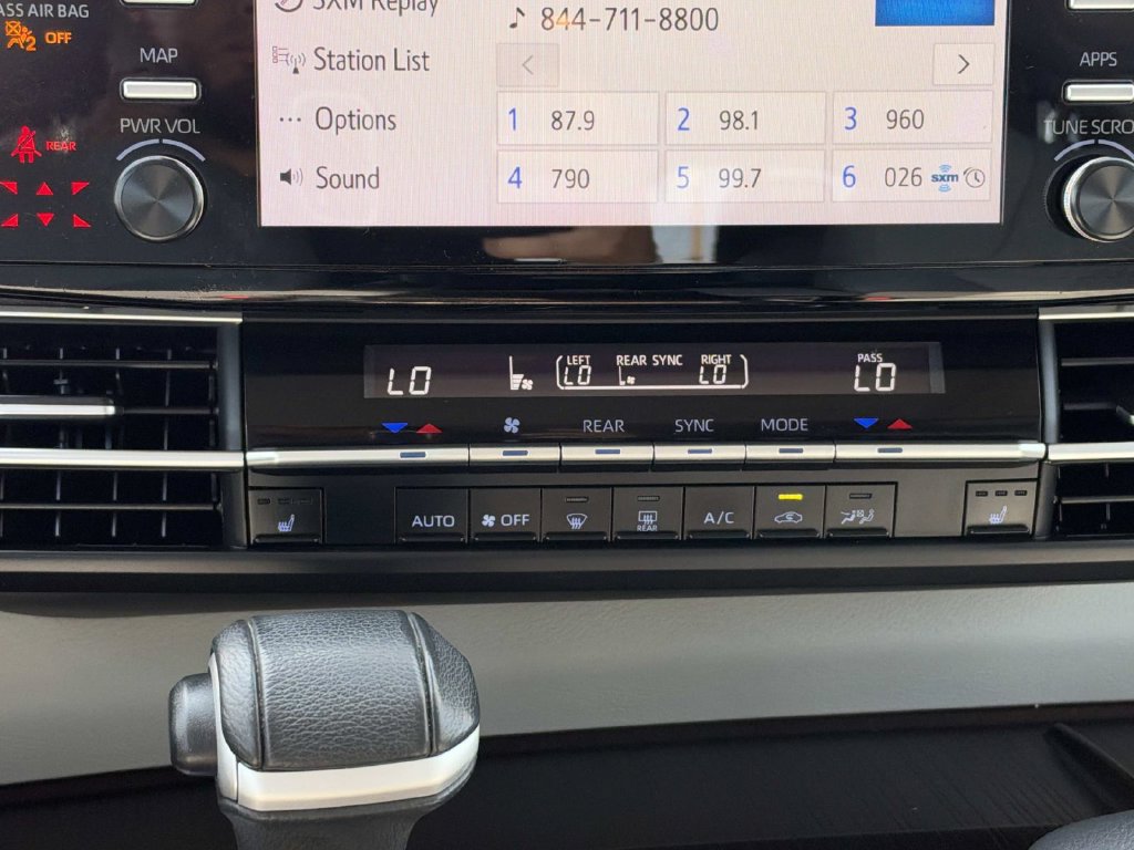 Used 2023 Toyota Sienna XLE FWD image 16