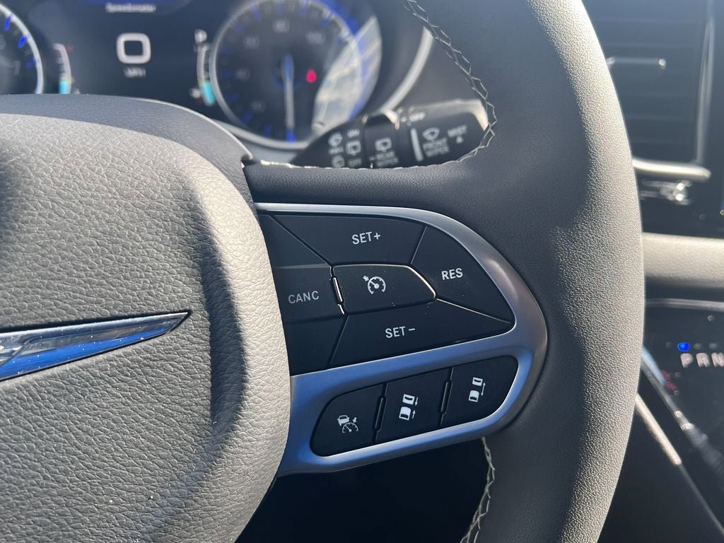 Used 2026 Chrysler Pacifica Select FWD image 27