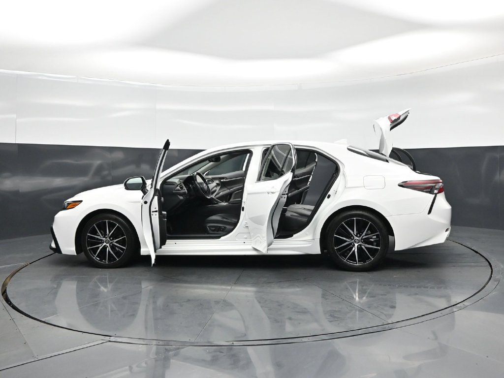 Used 2023 Toyota Camry SE w/ Cold Weather Package FWD image 30