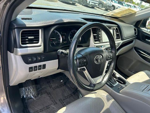 Used 2018 Toyota Highlander Limited Platinum FWD image 23