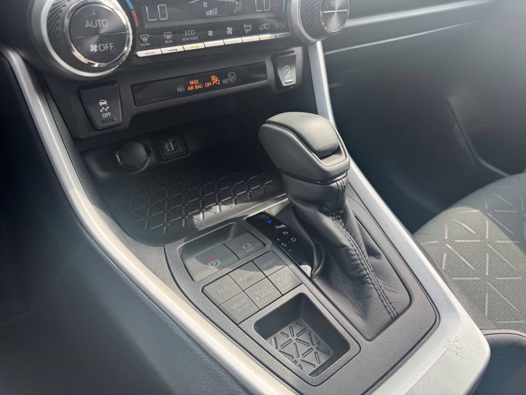 Used 2025 Toyota RAV4 XLE AWD/4WD image 13