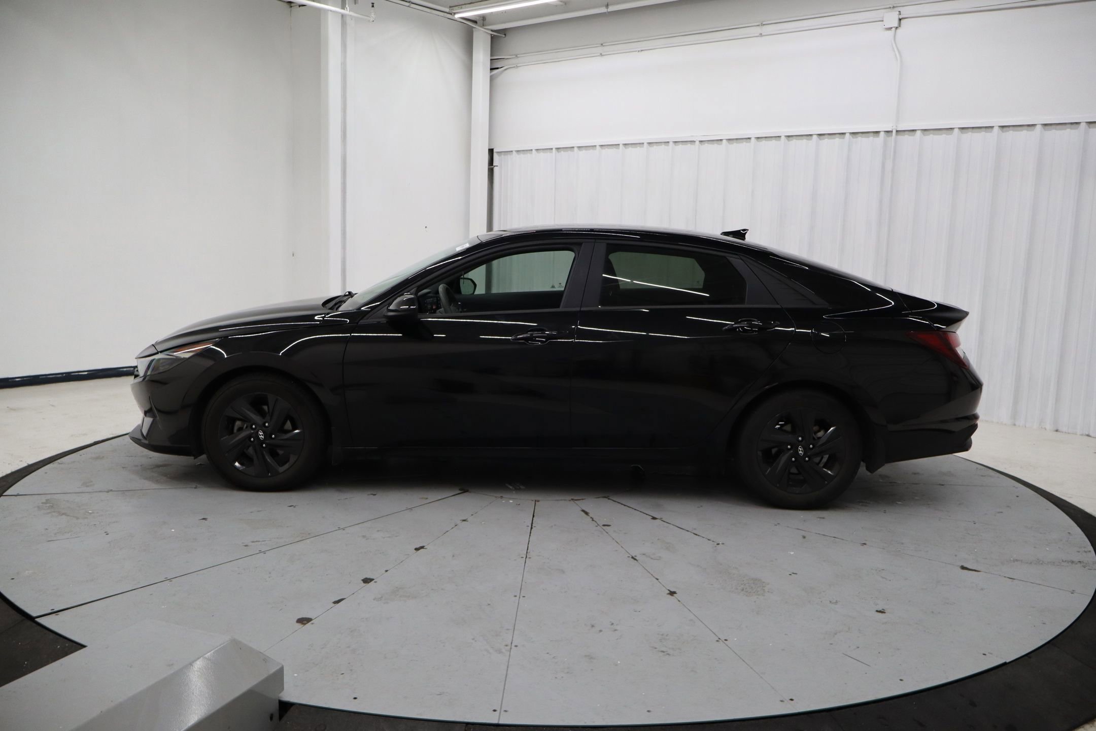 Used 2022 Hyundai Elantra SEL w/ Preferred Accessory Package image 2