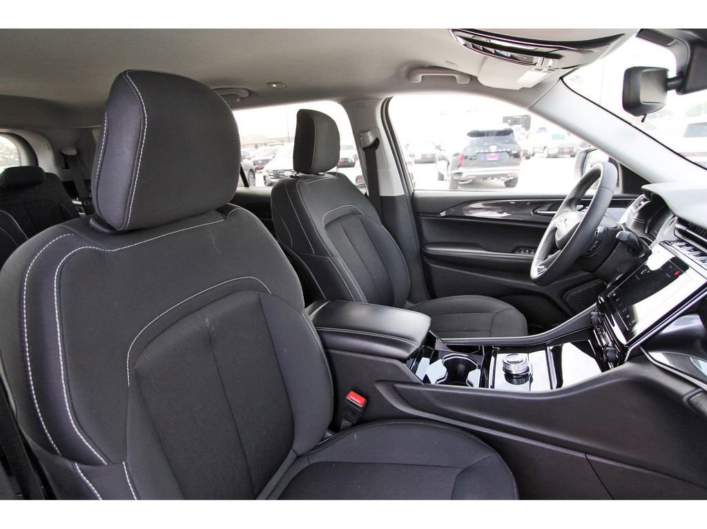 Used 2023 Jeep Grand Cherokee L Laredo AWD/4WD image 31