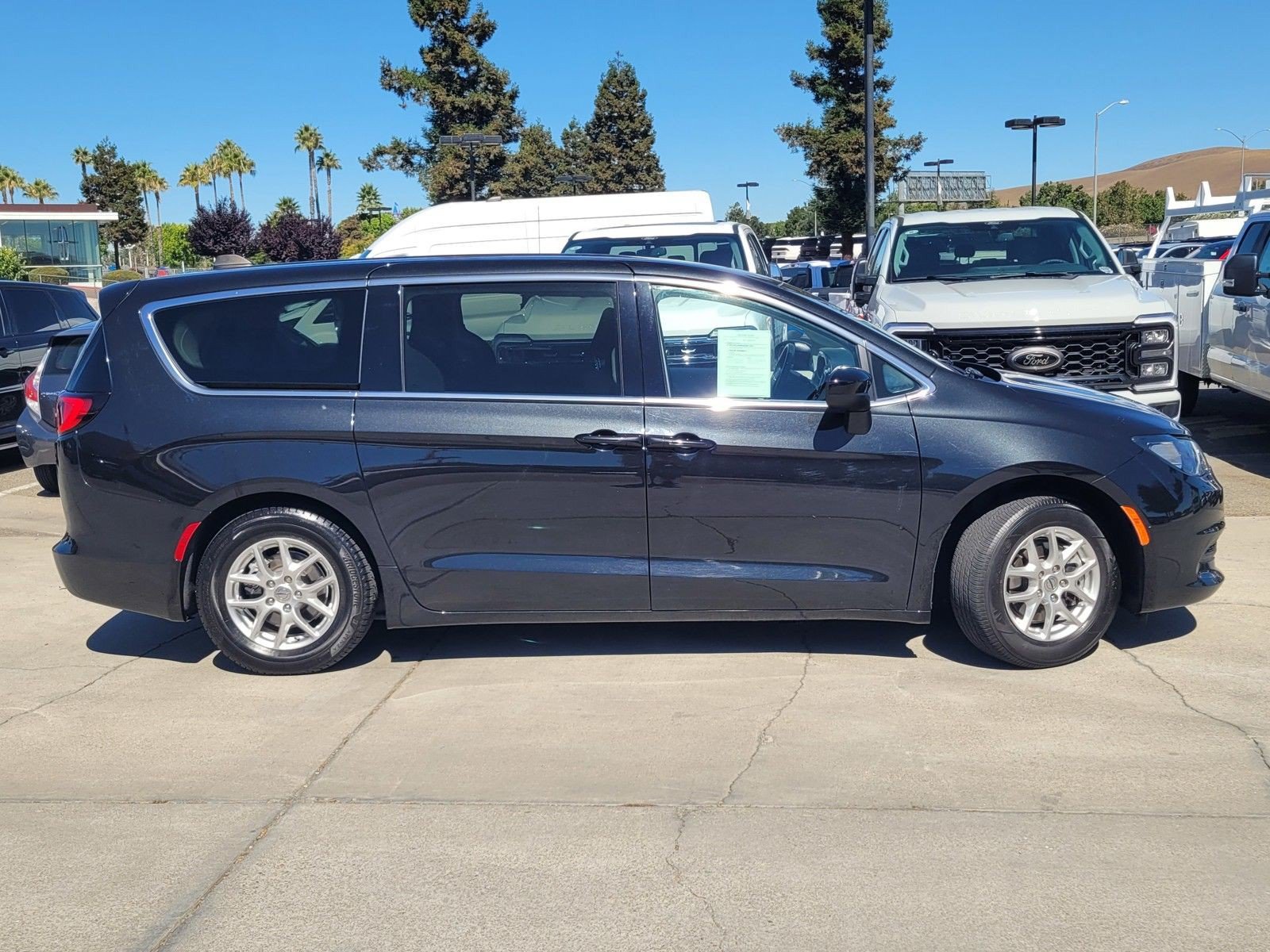 Used 2024 Chrysler Voyager LX FWD image 3