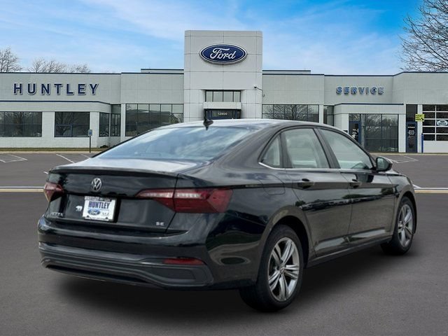 Used 2024 Volkswagen Jetta SE FWD image 4