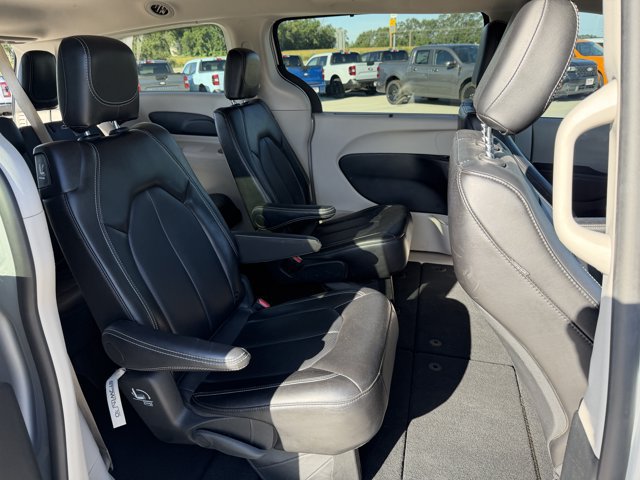 Used 2024 Chrysler Pacifica Touring-L FWD image 13