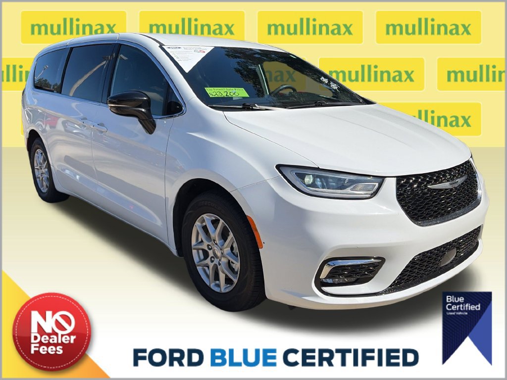 Used 2025 Chrysler Pacifica Select