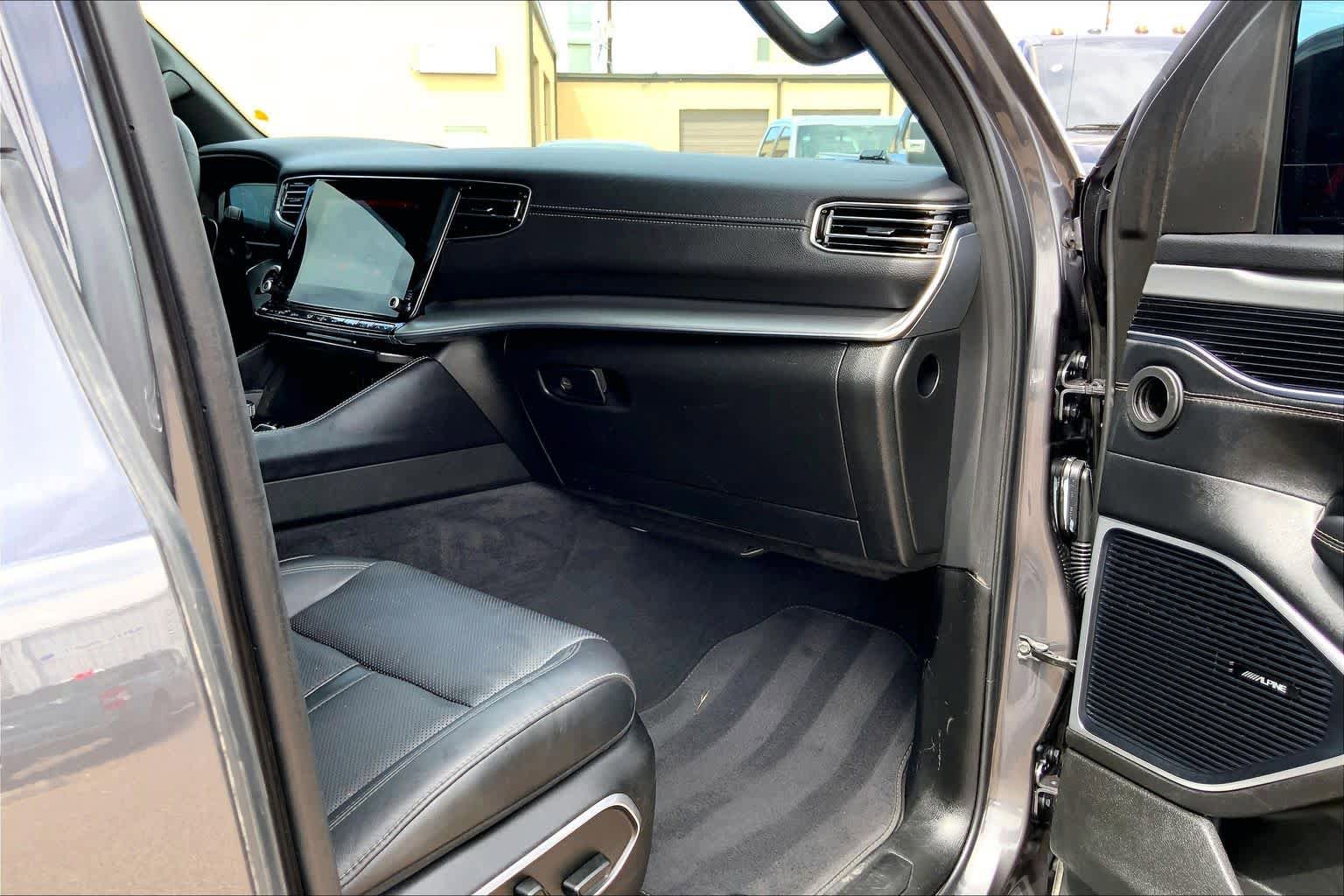 Used 2024 Jeep Wagoneer L Series II w/ Convenience Group I AWD/4WD image 18