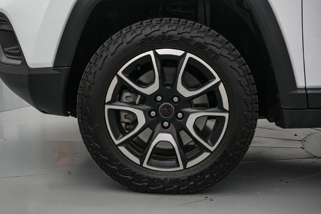 Used 2025 Jeep Compass Trailhawk AWD/4WD image 10