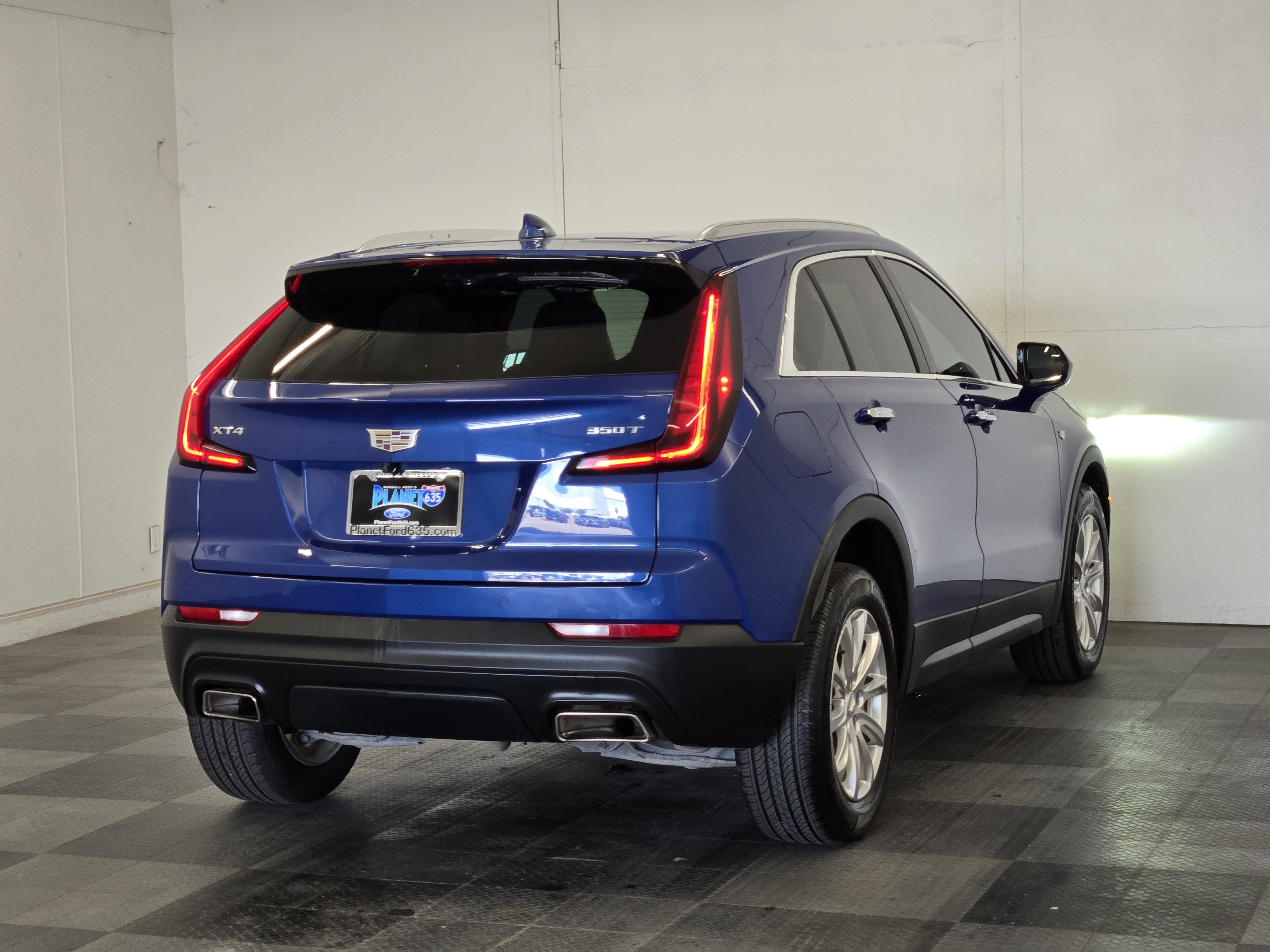 Used 2023 Cadillac XT4 Luxury w/ Cold Weather Package FWD image 7