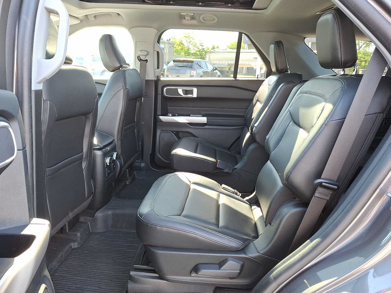 Certified 2023 Ford Explorer XLT w/ Equipment Group 202A AWD/4WD image 10