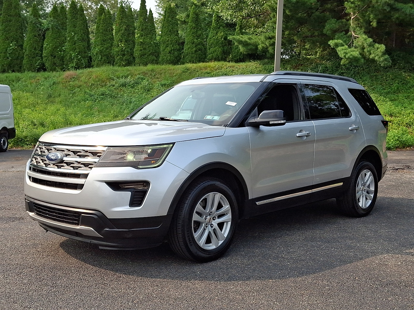 Certified 2018 Ford Explorer XLT w/ Equipment Group 201A AWD/4WD image 3