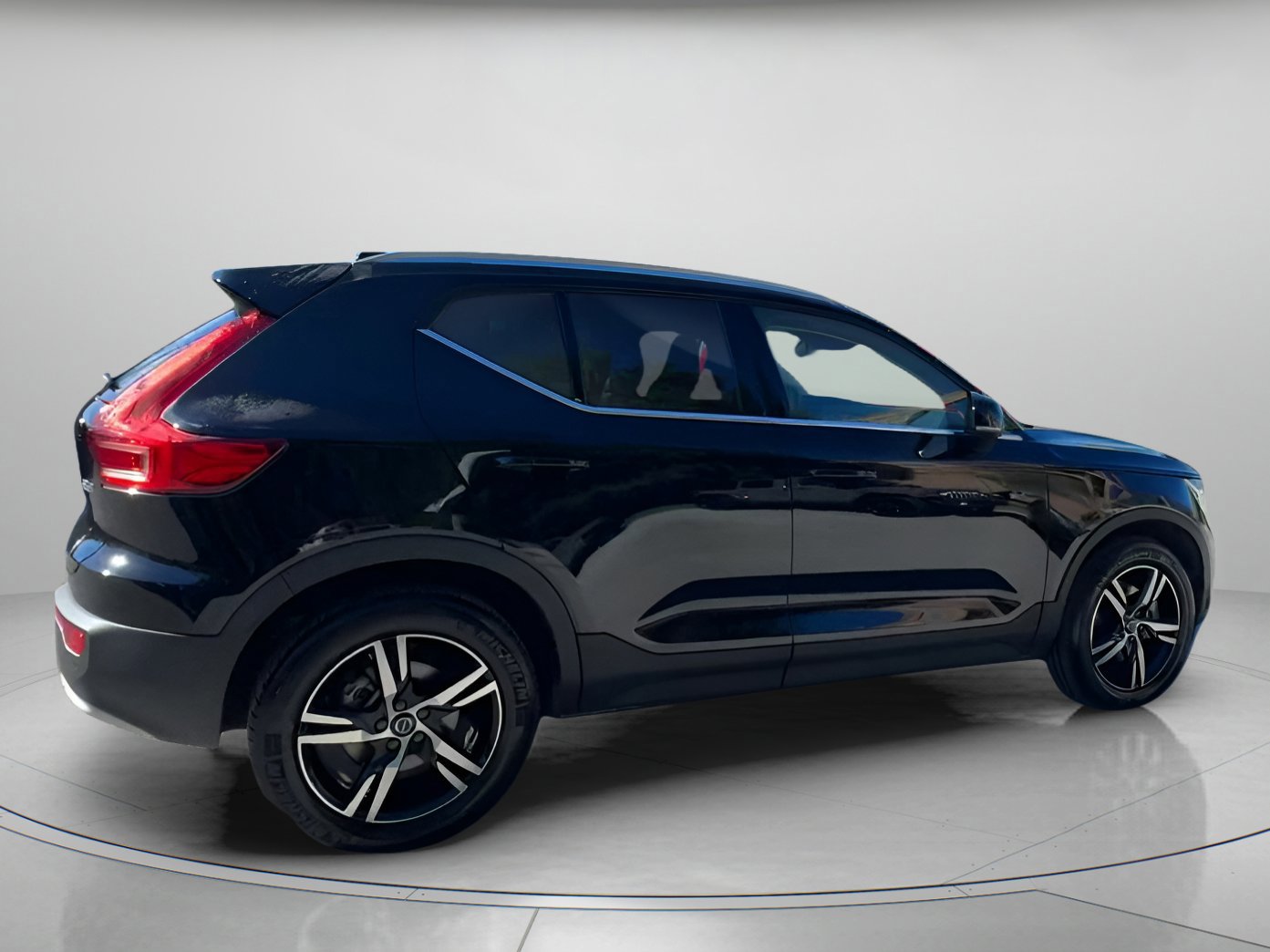 Used 2025 Volvo XC40 B5 Core image 22