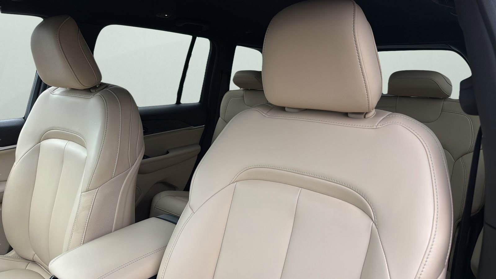 Used 2023 Jeep Grand Cherokee Limited RWD image 9