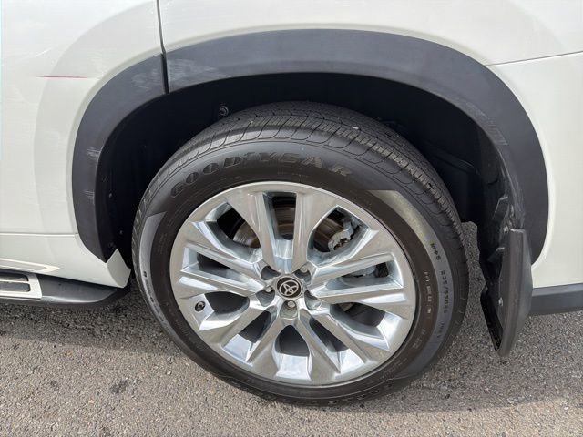 Used 2021 Toyota Highlander Limited FWD image 9