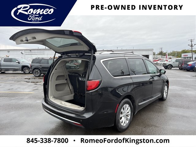 Used 2018 Chrysler Pacifica Touring-L FWD image 29